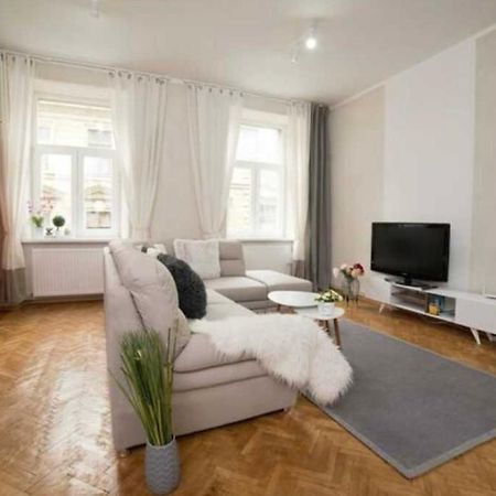Charming Apartament City Center Timisoara Ngoại thất bức ảnh
